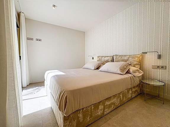 Romslig villa med privat basseng og mulighet for 5 soverom - Nær golf og strand