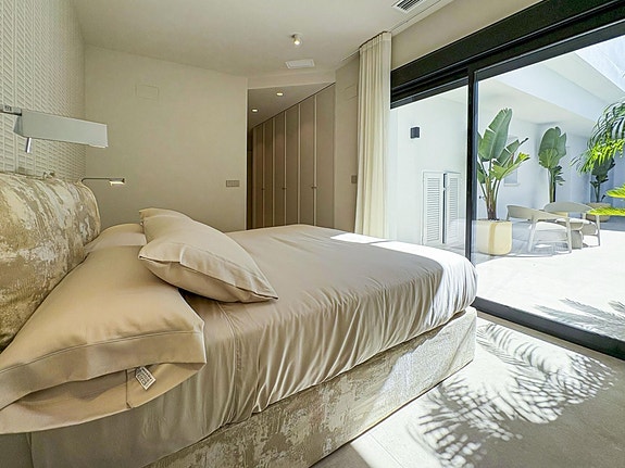 Romslig villa med privat basseng og mulighet for 5 soverom - Nær golf og strand