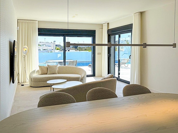 Romslig villa med privat basseng og mulighet for 5 soverom - Nær golf og strand