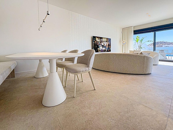 Romslig villa med privat basseng og mulighet for 5 soverom - Nær golf og strand