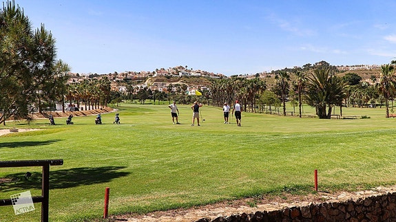 Romslig villa med privat basseng og mulighet for 5 soverom - Nær golf og strand