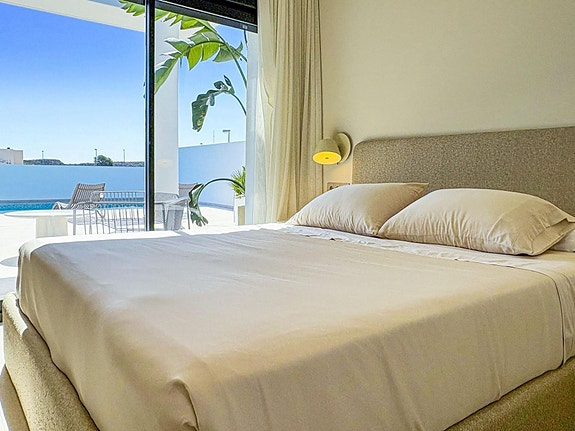 Romslig villa med privat basseng og mulighet for 5 soverom - Nær golf og strand