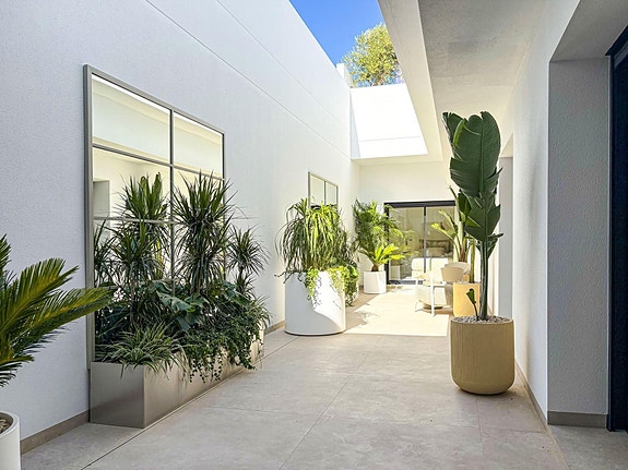 Romslig villa med privat basseng og mulighet for 5 soverom - Nær golf og strand