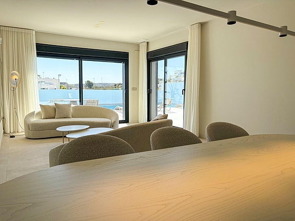 Romslig villa med privat basseng og mulighet for 5 soverom - Nær golf og strand