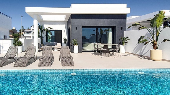 Romslig villa med privat basseng og mulighet for 5 soverom - Nær golf og strand