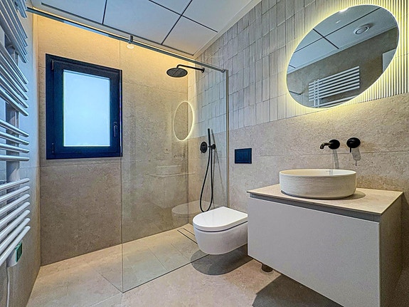 Romslig villa med privat basseng og mulighet for 5 soverom - Nær golf og strand