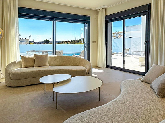 Romslig villa med privat basseng og mulighet for 5 soverom - Nær golf og strand