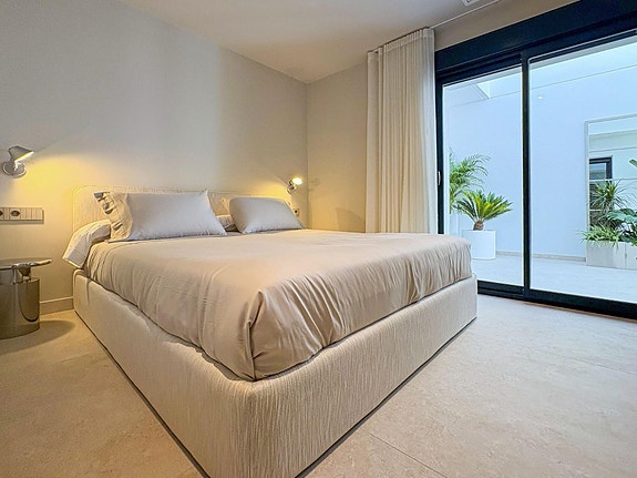 Romslig villa med privat basseng og mulighet for 5 soverom - Nær golf og strand