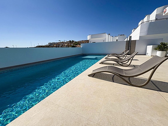 Romslig villa med privat basseng og mulighet for 5 soverom - Nær golf og strand