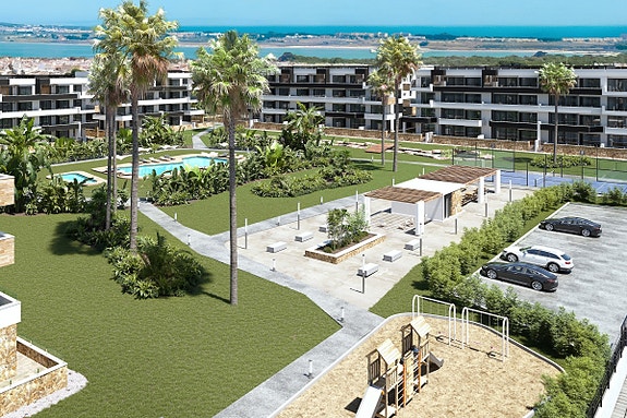 SYDVENDT! Leilighet med stor terrasse og hage | Møbler inkludert | Terrasse/hage på 48 m2 | Parkering og bod