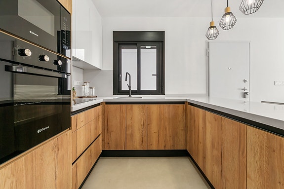 Hjørnevilla med stor uteplass, basseng, takterrasse og garasje - Moderne livsstil i solen