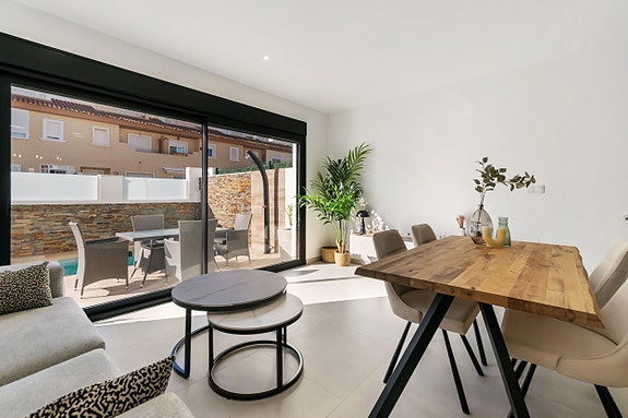 Hjørnevilla med stor uteplass, basseng, takterrasse og garasje - Moderne livsstil i solen