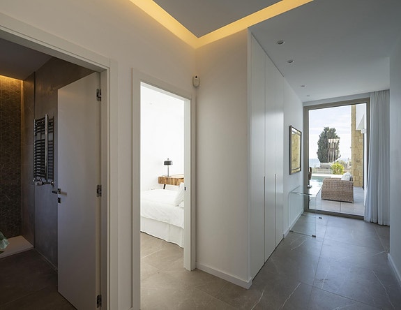 Eksklusiv villa med 5 soverom på stor tomt - Privat basseng og havutsikt - Kun 100 meter fra stranden