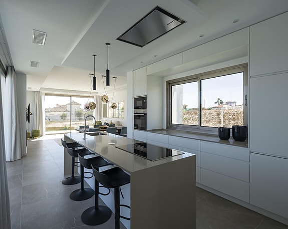 Eksklusiv villa med 5 soverom på stor tomt - Privat basseng og havutsikt - Kun 100 meter fra stranden