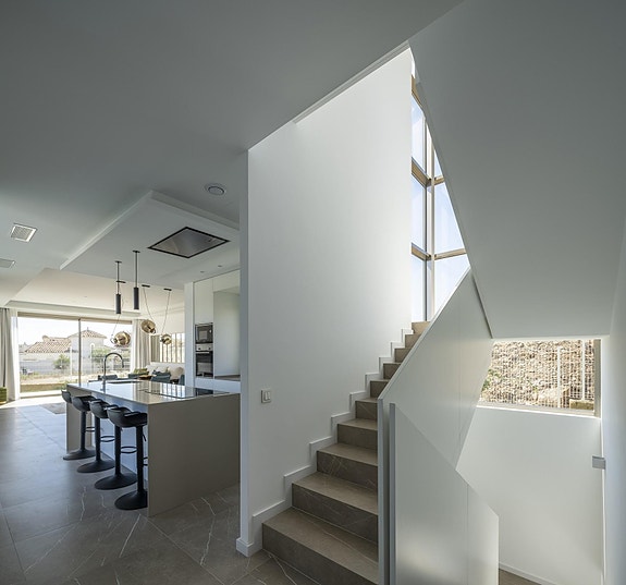 Eksklusiv villa med 5 soverom på stor tomt - Privat basseng og havutsikt - Kun 100 meter fra stranden