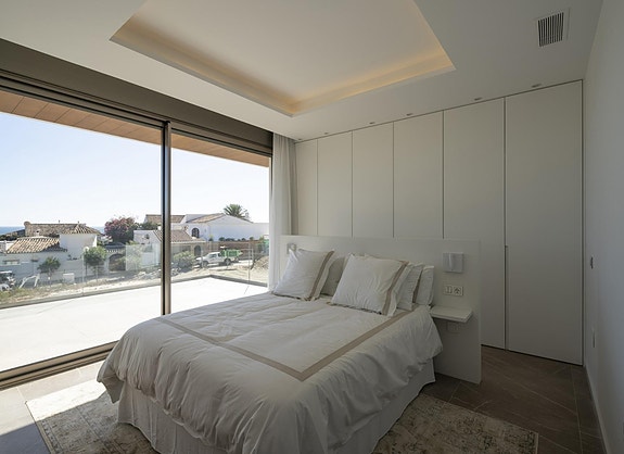 Eksklusiv villa med 5 soverom på stor tomt - Privat basseng og havutsikt - Kun 100 meter fra stranden