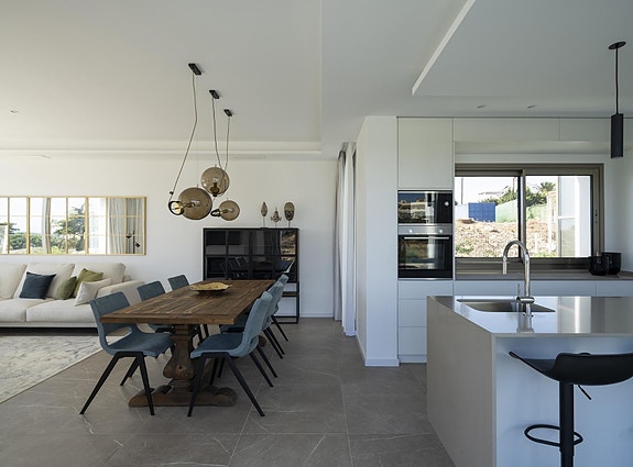 Eksklusiv villa med 5 soverom på stor tomt - Privat basseng og havutsikt - Kun 100 meter fra stranden