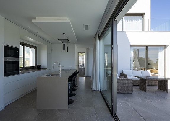 Eksklusiv villa med 5 soverom på stor tomt - Privat basseng og havutsikt - Kun 100 meter fra stranden