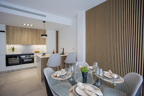 Toppmoderne leilighet med stor terrasse - 2 soverom og 2 bad - Flott fellesområde