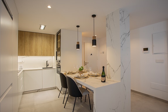 Toppmoderne leilighet med stor terrasse - 2 soverom og 2 bad - Flott fellesområde