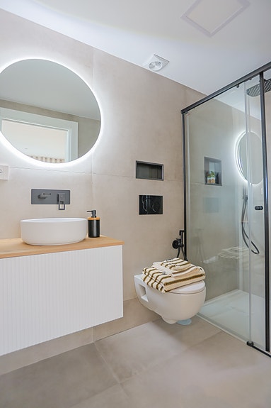 Toppmoderne leilighet med stor terrasse - 2 soverom og 2 bad - Flott fellesområde