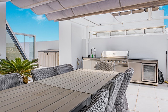 Nydelig penthouse med 3 soverom og takterrasse med panoramautsikt - Like ved stranden