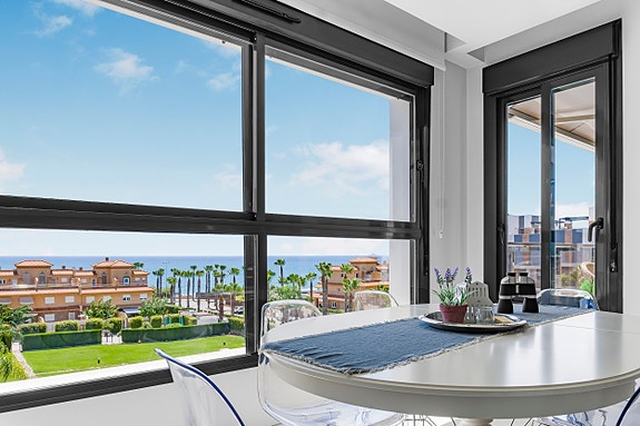 Nydelig penthouse med 3 soverom og takterrasse med panoramautsikt - Like ved stranden