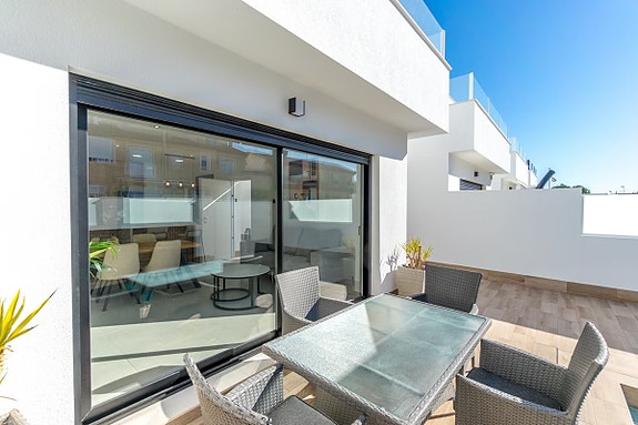 Hjørnevilla med stor uteplass, basseng, takterrasse og garasje - Moderne livsstil i solen