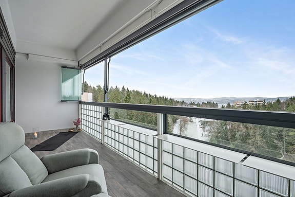 OBOS Eiendomsmeglere ved Guro S. Røysi har gleden av å presentere en romslig 4-roms toppleilighet, høyt og fritt beliggende på Romsås.