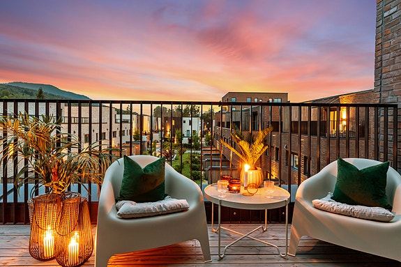 Fra takterrassen er det utsikt mot stor grønt atrium | flotte vedlikeholdsfrie teglfasader tilfører huset liv og tekstur og understreker følelsen av kvalitet