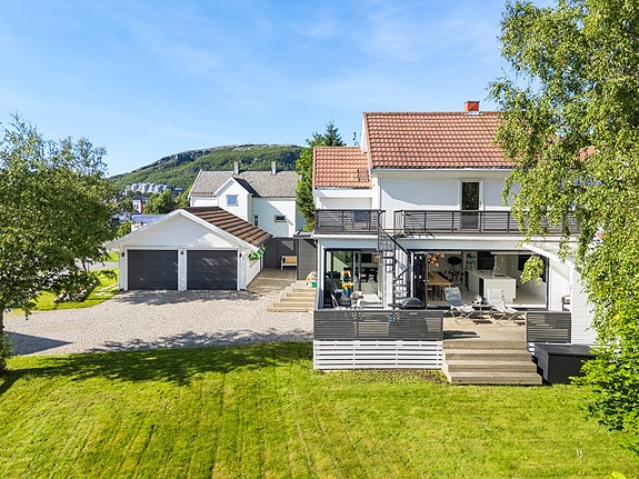 Velkommen til Bruveien 8A - en særdeles stilrik enebolig med dobbeltgarasje, sokkelleilighet, og ikke minst - det lille ekstra.