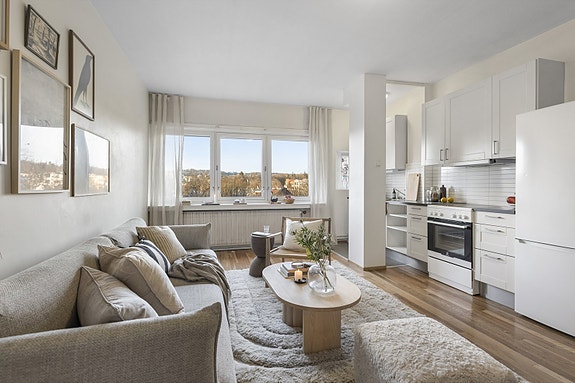 Leiligheten ligger tilbaketrukket, høyt og fritt med utsyn over Frognerelva