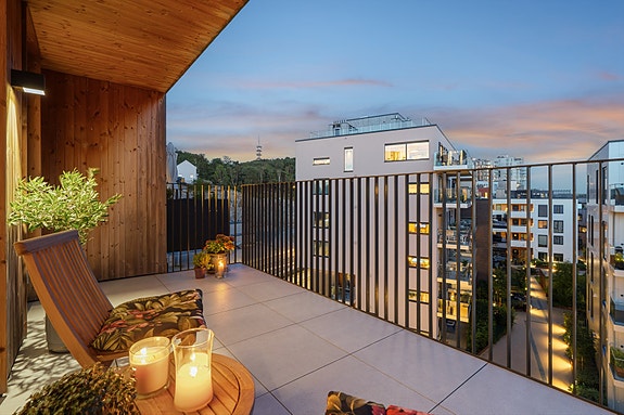 Velkommen til en svært lekker og ypperlig beliggende 3-roms topp- og endeleilighet. Leiligheten i Sjølystveien 42 er presentert av Ina Andersen for Eiendomsmegler Norge.