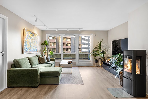 Velkommen til Gunnar Schjelderups vei 15B! Dette er en romslig og flott 2-roms terrasseleilighet i 2. etasje, perfekt plassert i hjertet av Nydalen. Her bor du godt med alt av byens fasiliteter rett utenfor døren.