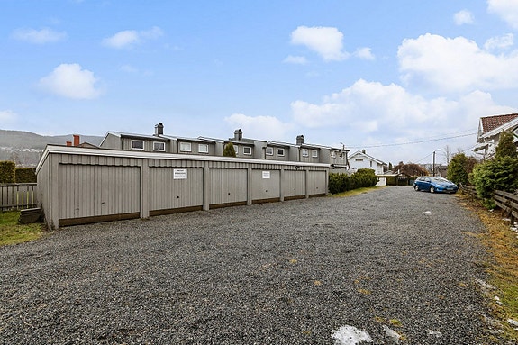 Medfølger 1 parkeringsplass i garasjeanlegg.