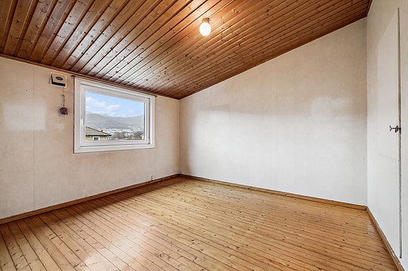 Soverom 2: Soverommet har adgang til eget walk-in-closet.