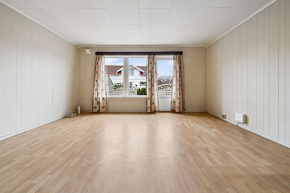 Stuen i 1. etasje har direkte utgang til boligens terrasse.