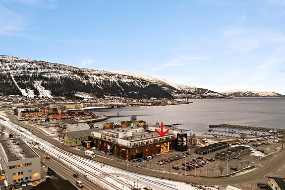 Velkommen til en koselig og godt planløst 3-roms leilighet i Fjordsenteret borettslag!