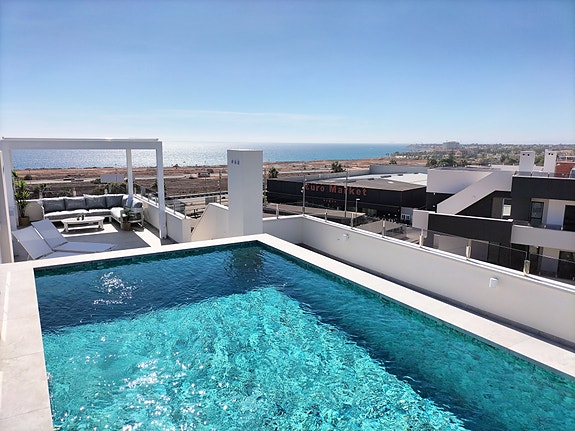 Penthouse med havutsikt | Sydvendt | Takterrasse 113m2 med basseng | Gangavstand til strand | Møbeler inkludert