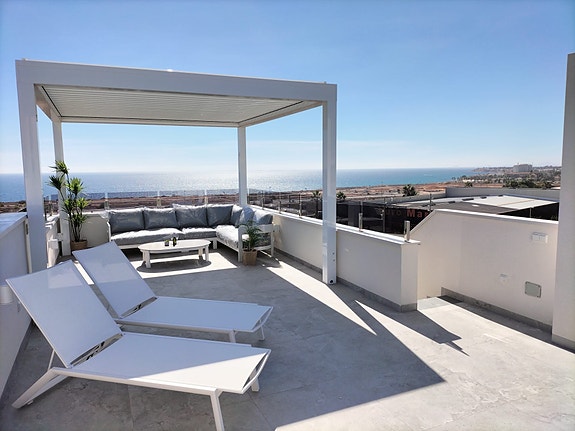 Penthouse med havutsikt | Sydvendt | Takterrasse 113m2 med basseng | Gangavstand til strand | Møbeler inkludert