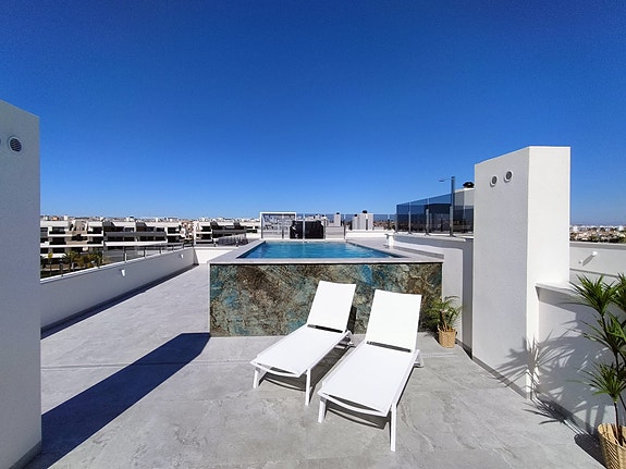 Penthouse med havutsikt | Sydvendt | Takterrasse 113m2 med basseng | Gangavstand til strand | Møbeler inkludert