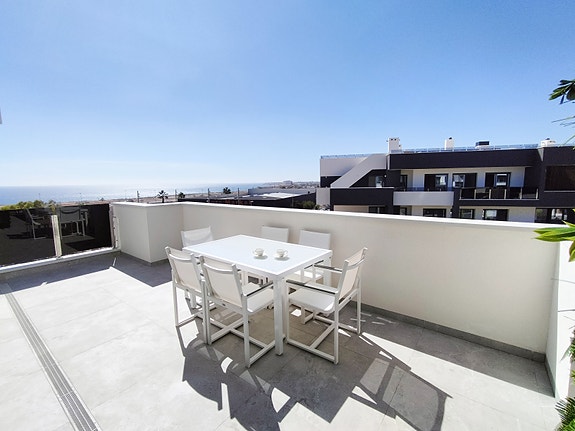 Penthouse med havutsikt | Sydvendt | Takterrasse 113m2 med basseng | Gangavstand til strand | Møbeler inkludert