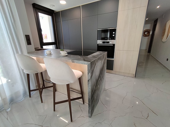 Penthouse med havutsikt | Sydvendt | Takterrasse 113m2 med basseng | Gangavstand til strand | Møbeler inkludert