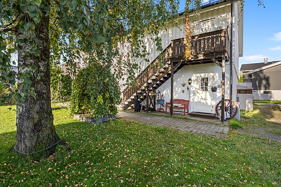 En koselig og praktisk bolig med god beliggenhet - perfekt for deg som ønsker en lettstelt leilighet med nærhet til både natur og servicetilbud. Velkommen til visning!