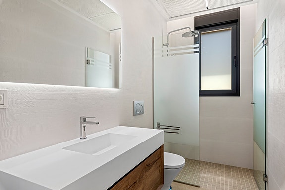 Lekker villa med takterrasse og privat basseng - 3 soverom, gangavstand til strand