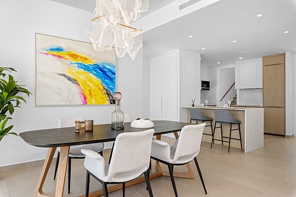 Lekker villa med takterrasse og privat basseng - 3 soverom, gangavstand til strand