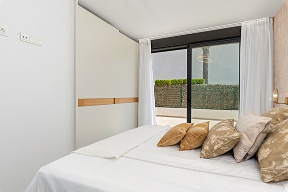 Lekker villa med takterrasse og privat basseng - 3 soverom, gangavstand til strand