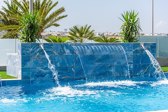 Lekker villa med takterrasse og privat basseng - 3 soverom, gangavstand til strand