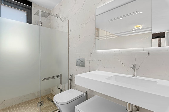 Lekker villa med takterrasse og privat basseng - 3 soverom, gangavstand til strand