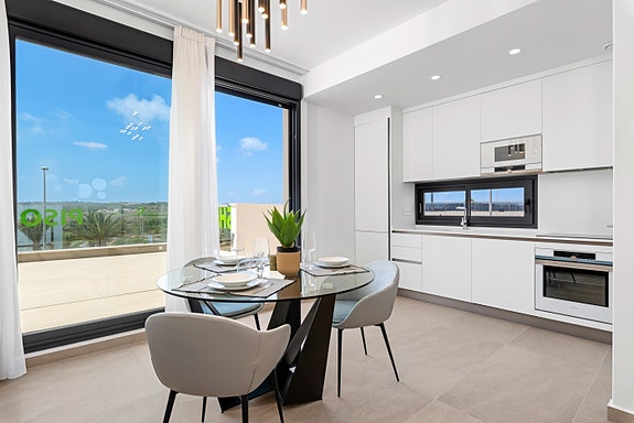 Lekker villa med takterrasse og privat basseng - 3 soverom, gangavstand til strand